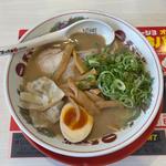 こってりラーメンと味付煮卵とメンマとワンタン