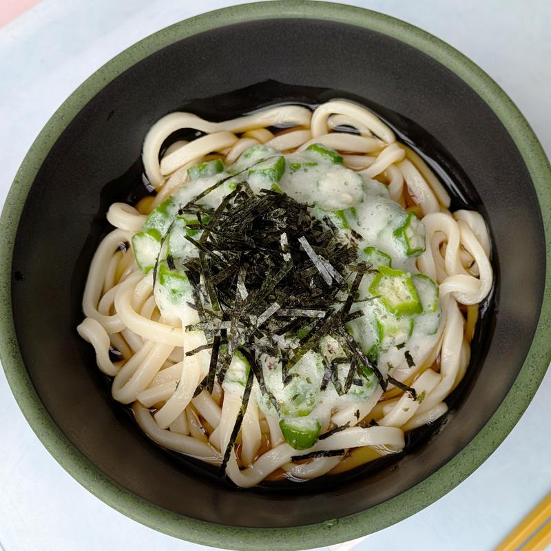 冷やしオクラとろろうどん(東京科学大学つばめ生協すずかけ台食堂)