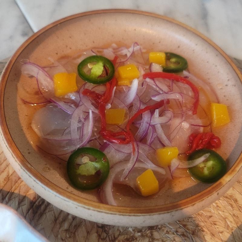 真鯛のセビーチェ　マンゴーのピクルスとパクチー(XIRINGUITO Escriba)