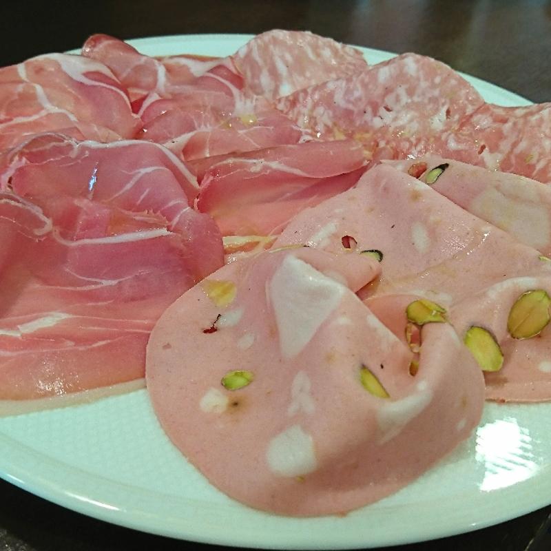自慢の生ハム盛り合わせ(Andiamo all' Uscita)