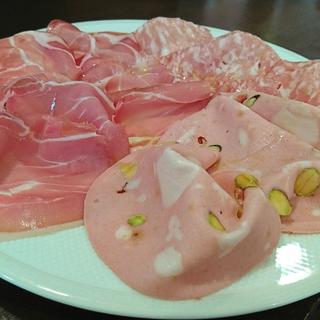 自慢の生ハム盛り合わせ