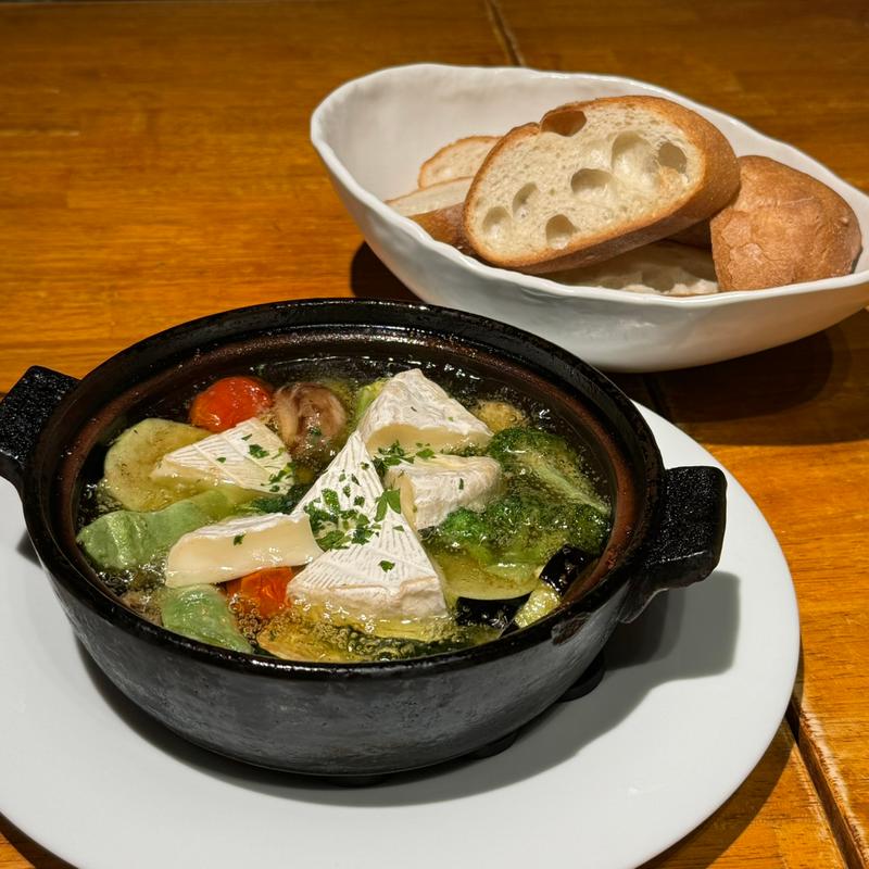 カマンベールチーズと野菜のアヒージョ(アイアン タイガー)