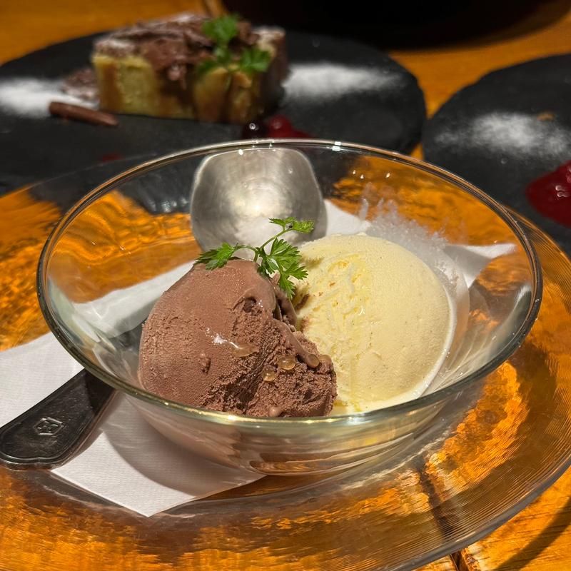 バニラとチョコレートのジェラートにアリスの香り高いオリーブオイルと岩塩で…(アイアン タイガー)