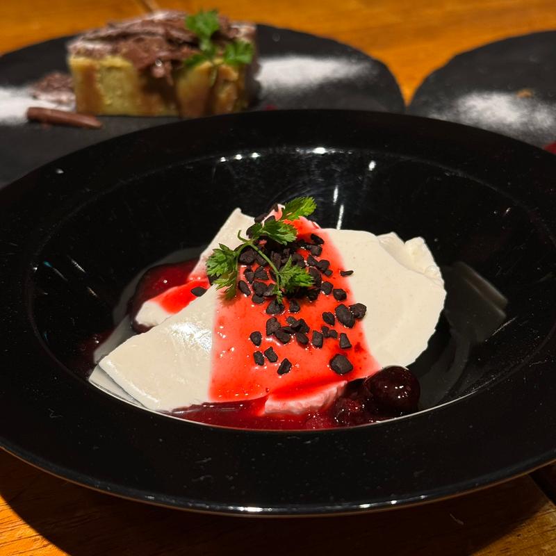 コーヒー風味なのに真っ白いパンナコッタ(アイアン タイガー)