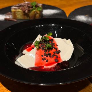 コーヒー風味なのに真っ白いパンナコッタ(アイアン タイガー)