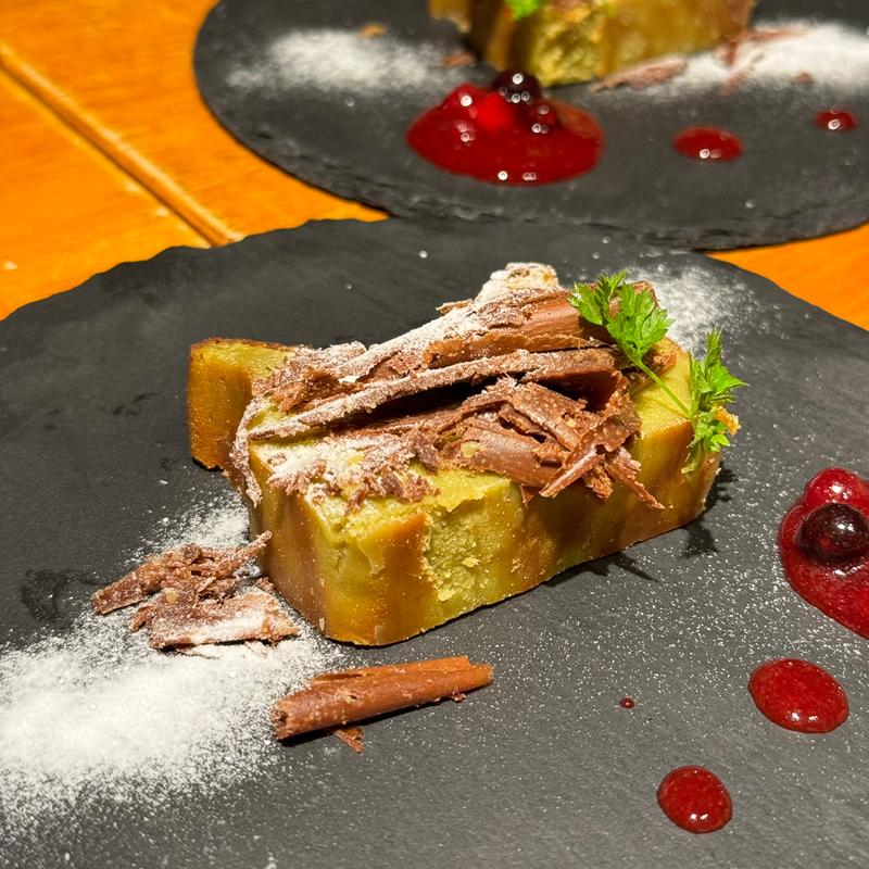 ピスタチオのガトーショコラにフローズンショコラをかけて…(アイアン タイガー)