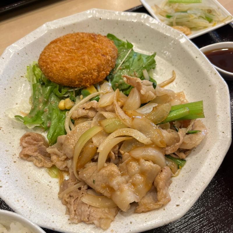 日替わり　豚肉と野菜の生姜焼きとメンチカツ(絆 旬の肴と和み酒場)