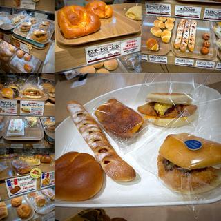 カスタードクリームパン、フレンチウインナー、ブリオリッシュのフレンチトーストシナモン、タルタルフイッシュマフィン、タルタルチキンカツ(サンメリー 狛江店)