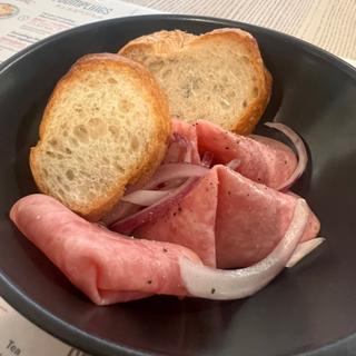 Traditional sour salami slices 伝統的なサラミスライス