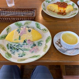 ほうれん草とベーコンのクリームオムライス M(スープorサラダ、ドリンク付)