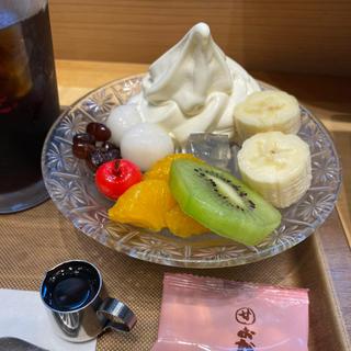フルーツクリーム白玉あんみつ