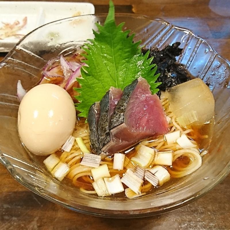 冷たい鰹出汁と鰹の刺身乗せ(CLAM & BONITO 貝節麺 raik)