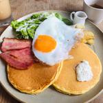 バターミルクパンケーキプレート＋サラダ・ベーコン&フライドエッグ
