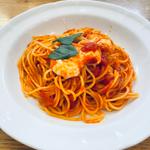 オーガニックトマトとモッツァレラチーズのトマトソースパスタ