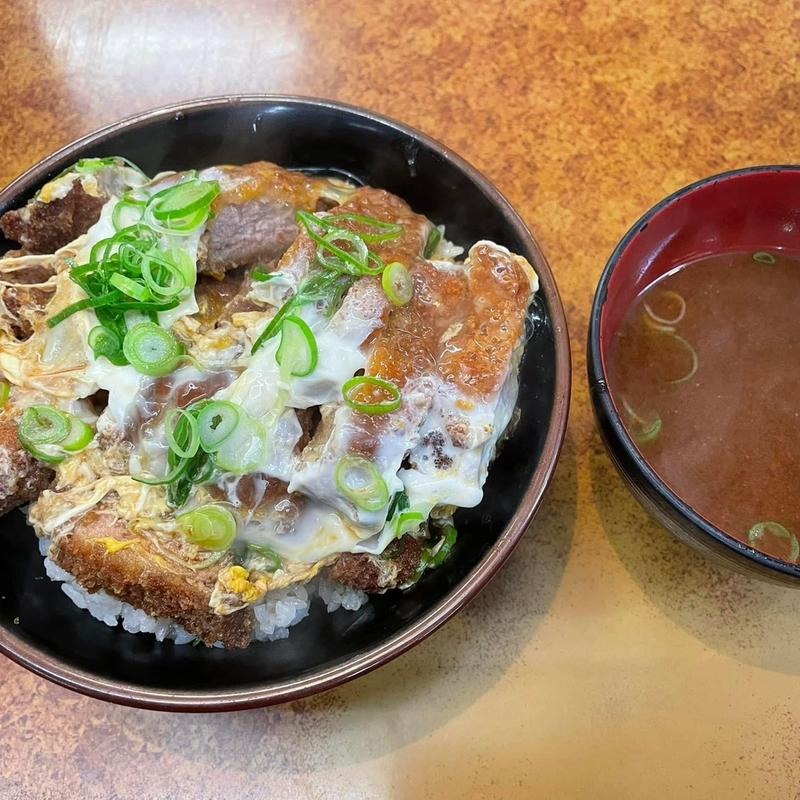 だぶるご飯少なめ肩ロース 赤だし(かつ丼 吉兵衛 元町店)