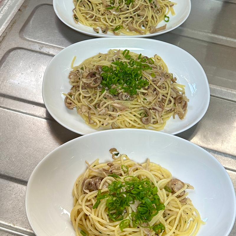 ねぎ塩豚ガツパスタ(ヒルママーケットプレイス 墨田京島店)
