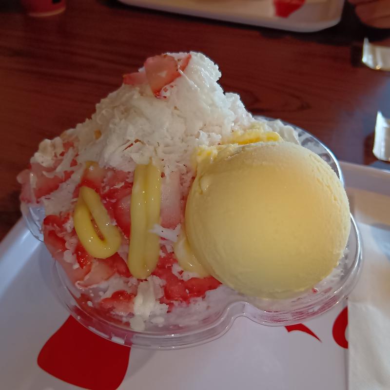 かき氷いちごミルク乗せアイス(ECCHAN CAFE えっちゃんカフェ)