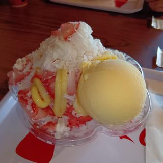 かき氷いちごミルク乗せアイス