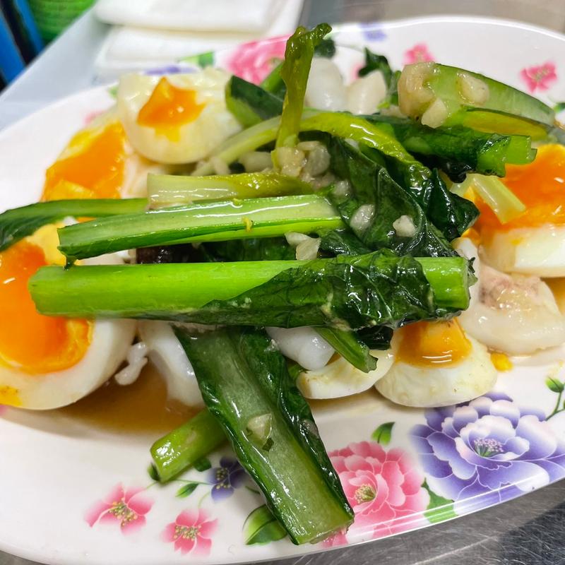 イカと塩漬け卵の炒め物(バンコク食堂バードマン的場町)