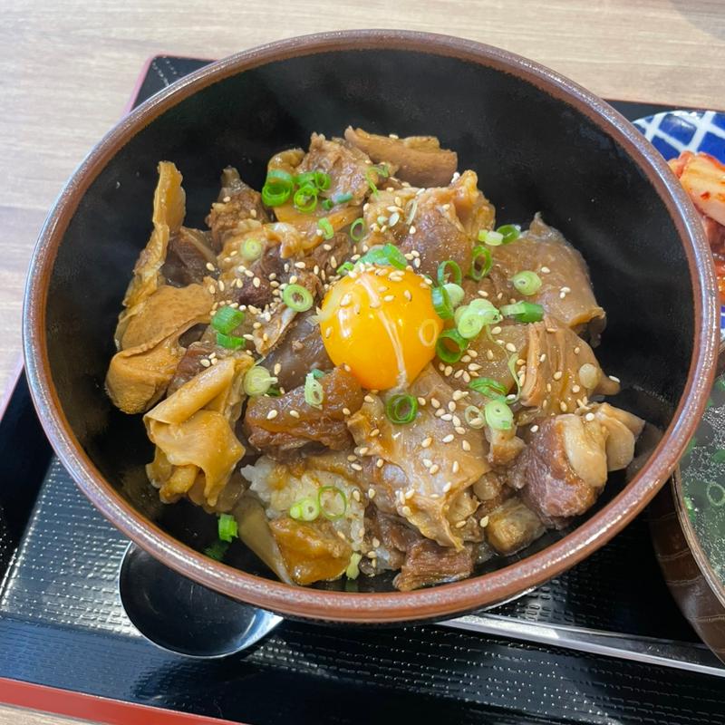 黄身牛スジ丼セット(串焼居酒屋 創けん 川崎)