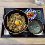 黄身牛スジ丼セット(串焼居酒屋 創けん 川崎)