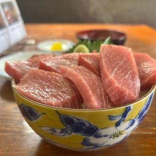 マグロ丼(味噌汁、お新香付き)