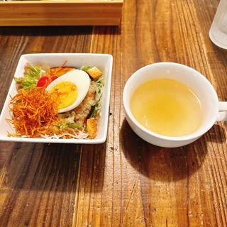 セットのサラダとスープ