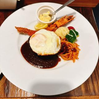 ②セット(ハンバーグ、海老フライ、目玉焼き)