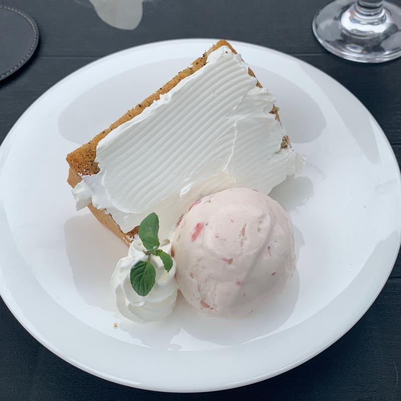 アールグレイ紅茶シフォンケーキ いちごアイス添え(BEVALLEY COFFEE)