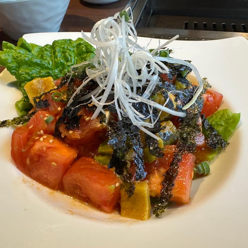 アボカドとトマトの韓国風サラダ(焼肉ぽんが横浜店)
