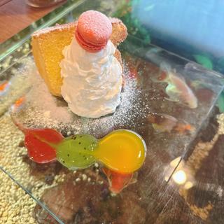 シフォンケーキ（クリーム添え）