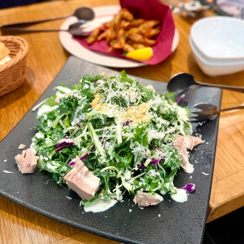 鰹コンフィとケールのシーザーサラダ(貝殻荘 飯田橋サクラテラス店 )