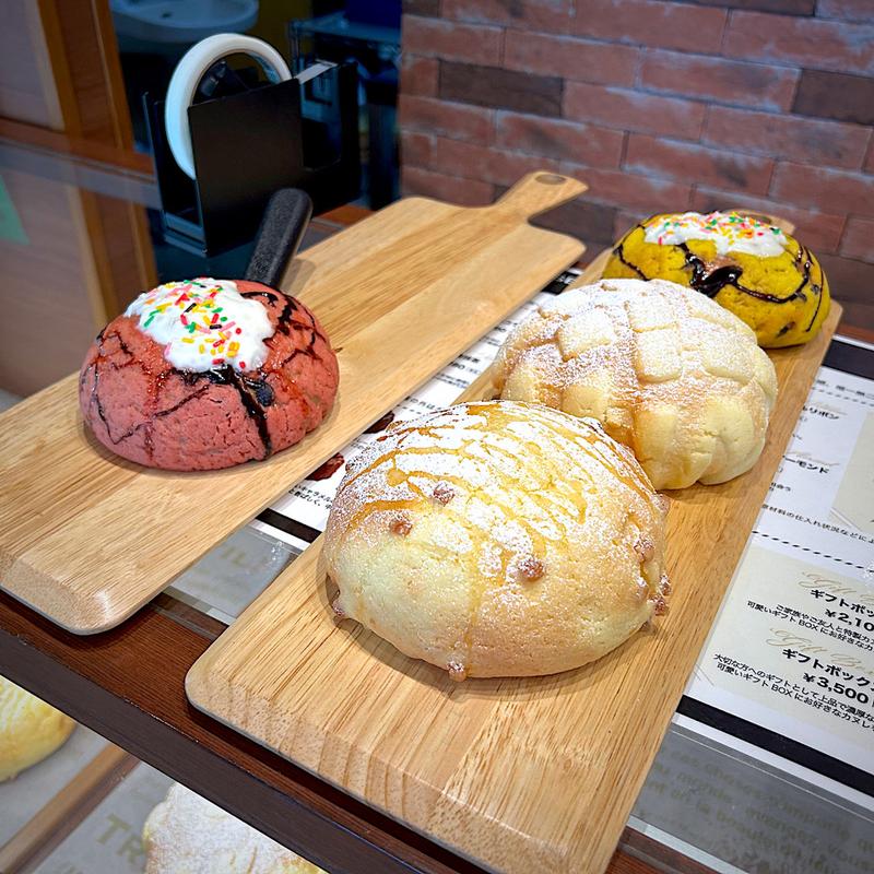 メープルグレーズ、オリジナル、“Happyショコラ”バナナ、“Happyショコラ”ストロベリー(世田谷メロンパン)