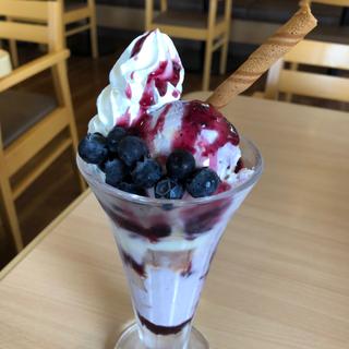 ブルーベリーのレアチーズパフェ