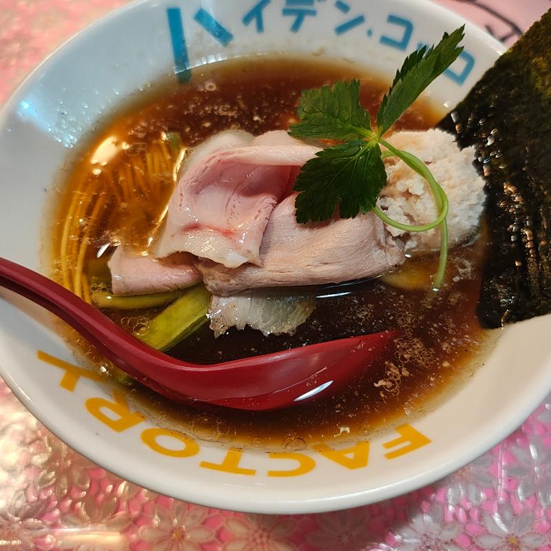 凛々しい比内地鶏中華ソバ〜のスモｰクチキン白湯らぁ麺(らーめん凛々)