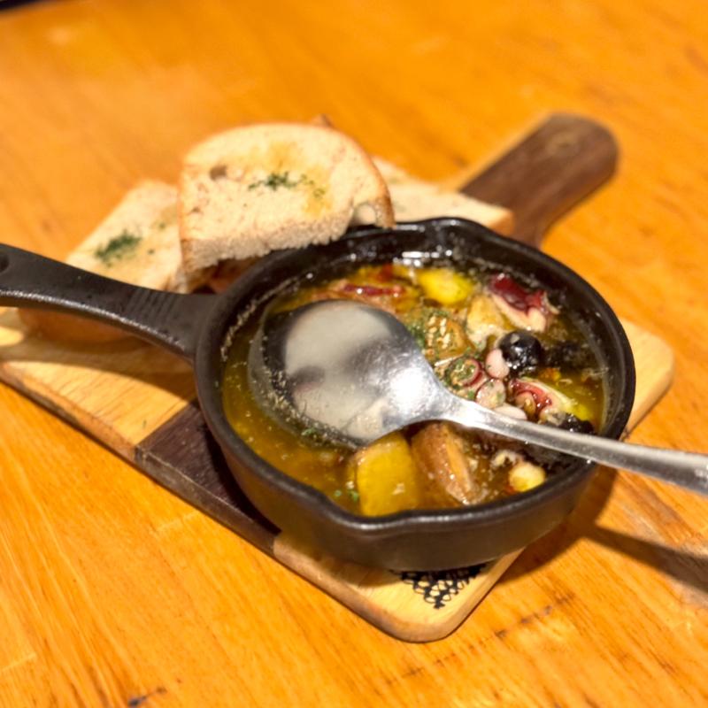 タコとじゃが芋のアヒージョ(WOOLLOO MOOLOO)