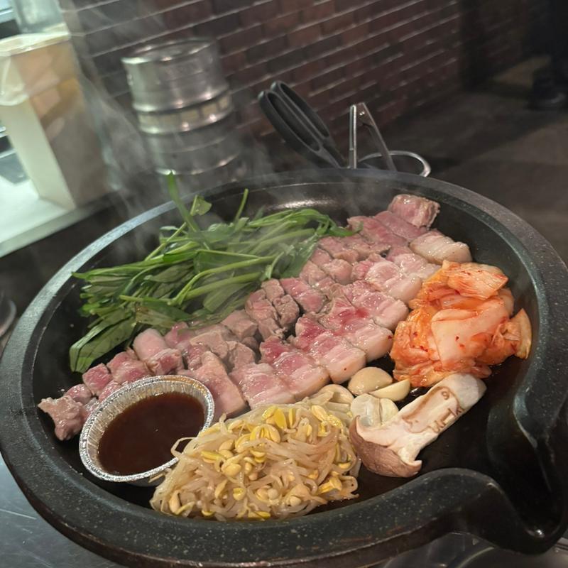 サムギョプサル　【豚バラ・肩ロース】(サムギョプサルと韓国料理 コギソウル 天王寺店)