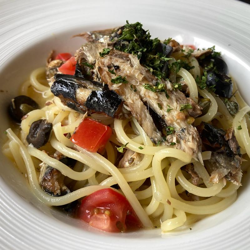 鰯とケーパー、オリーブのトマトパスタ(窯焼きイタリアーナ Gubi Gubi)