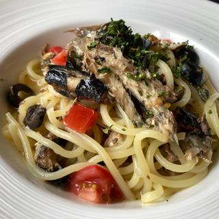 鰯とケーパー、オリーブのトマトパスタ