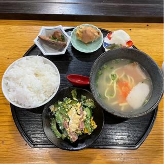 ゴーヤチャンプルーとハーフそば定食(びんがた)