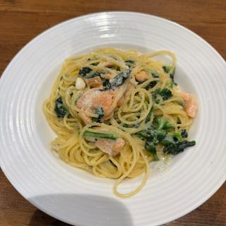 サーモンとほうれん草のクリームソース
