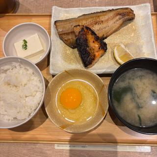鮭の西京焼きと縞ほっけの塩焼き定食(やよい軒 代々木店 )