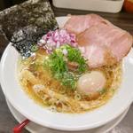 クリア豚骨 上 白醤油＋赤たまねぎ
