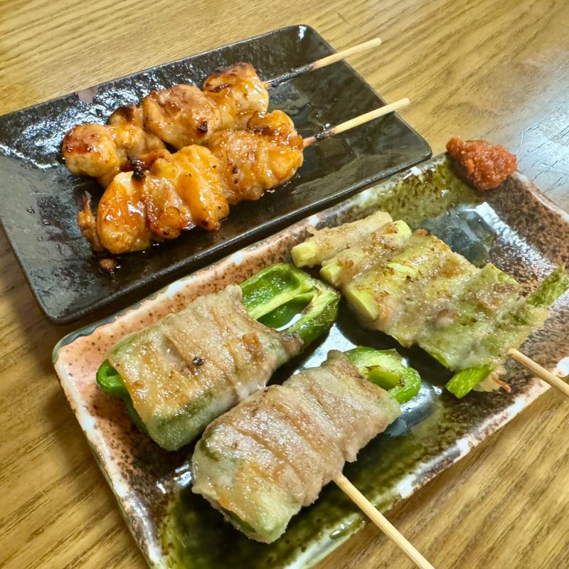 焼き鳥、もも焼き、ピーマン巻き、アスパラ巻き(串焼き 与兵)