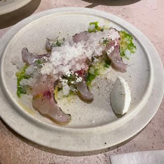 イサキの炭炙り　八朔　新玉ねぎ
