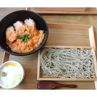 濃厚玉子の厚みかつ丼とそば