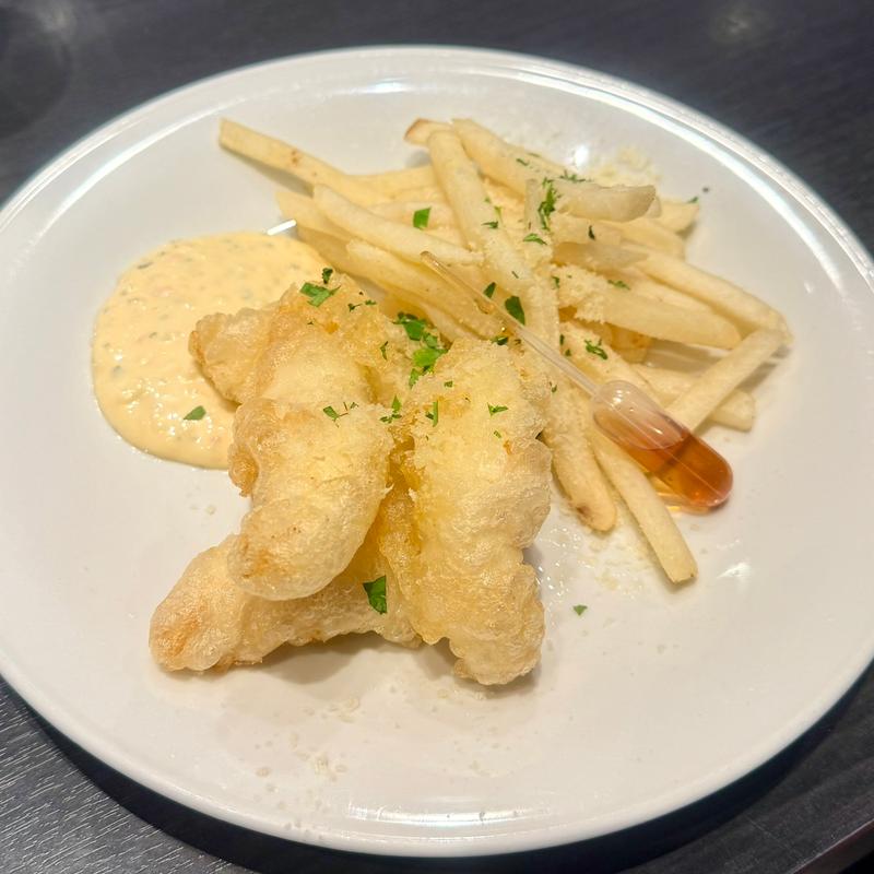 フグのフィッシュ＆チップス(ステーキ＆ワイン 371BAR ‐サンナナイチバル‐ 新宿三丁目)