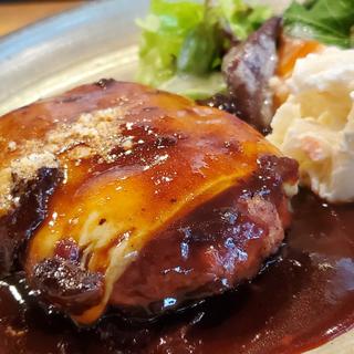 牛すじデミハンバーグ&チーズトッピング(山本のハンバーグ 新橋食堂)