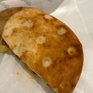 チーズ＆エッグカレーフォカッチャ