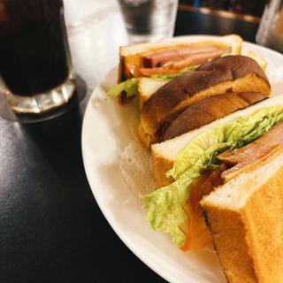 焼き豚とチェダーチーズのトーストサンド